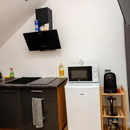 Ubuntu House - *