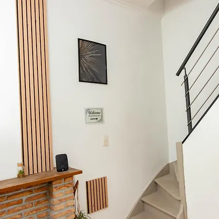 Ubuntu House - *